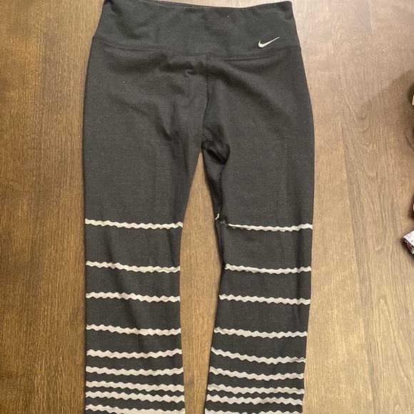 𝅺nike Dri-fit cropped leggings size S GUC - Picture 1 of 6